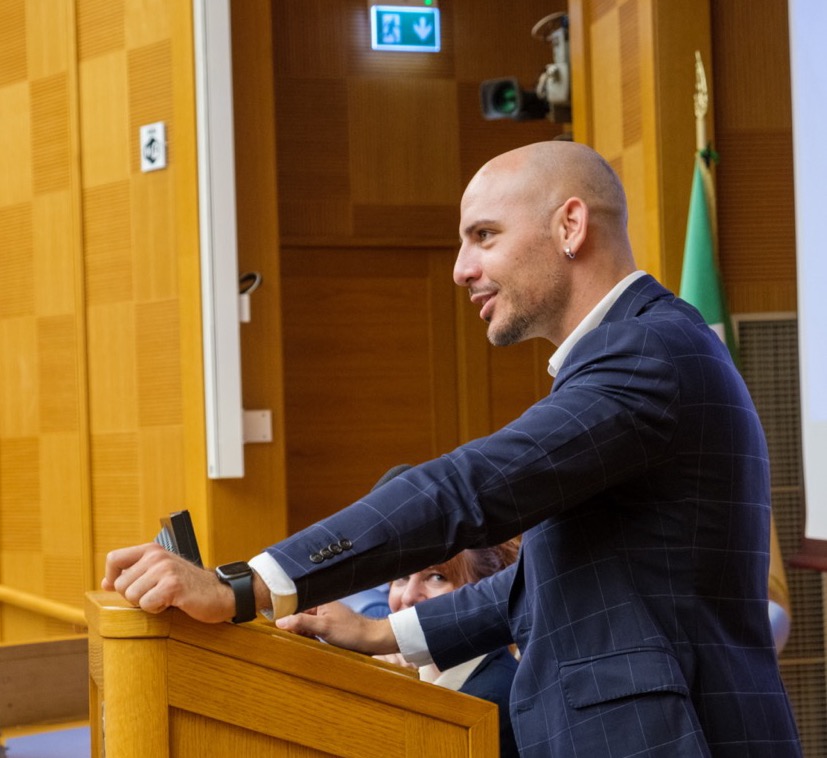 Andrea Felicetti durante un intervento pubblico